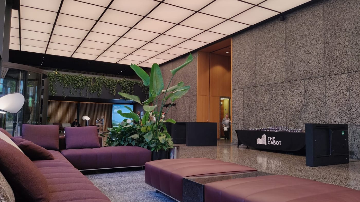 Der Empfang und die Lobby des The Cabot, 25 Cabot Square, Canary Wharf.